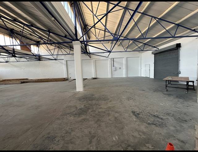 600M² WAREHOUSE TO LET IN PAARDEN EILAND